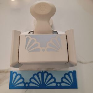 Martha Stewart Large Deep Edge Punch DAISY FAN Design